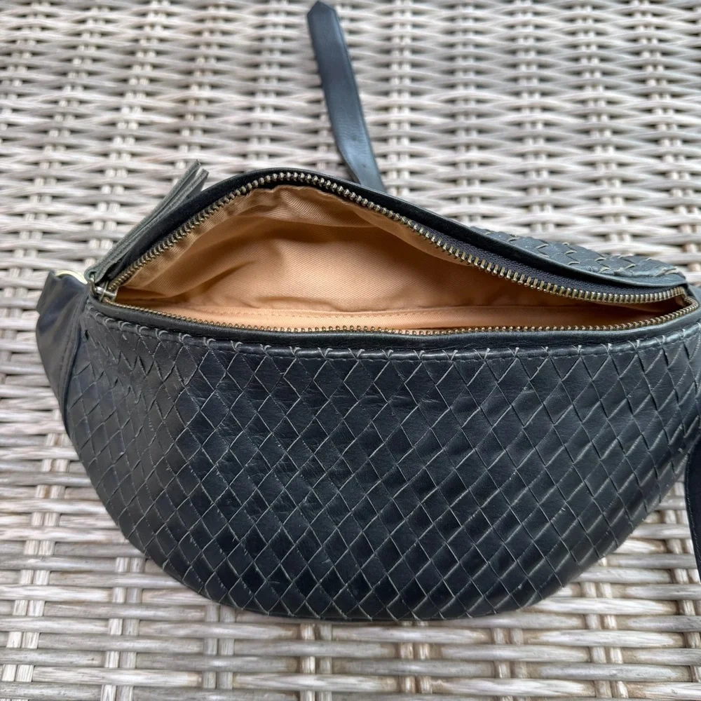 MANDRN Woven Atlas Crossbody! 💃 🔥 - Picture 12 of 14